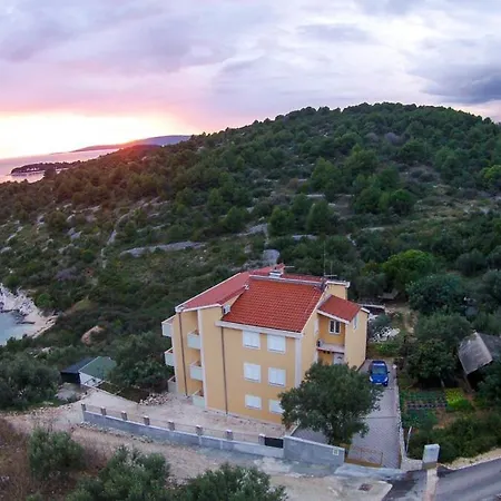 Tatinja A6 Trogir
